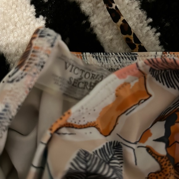 Size small swim suit - Picture 5 of 5